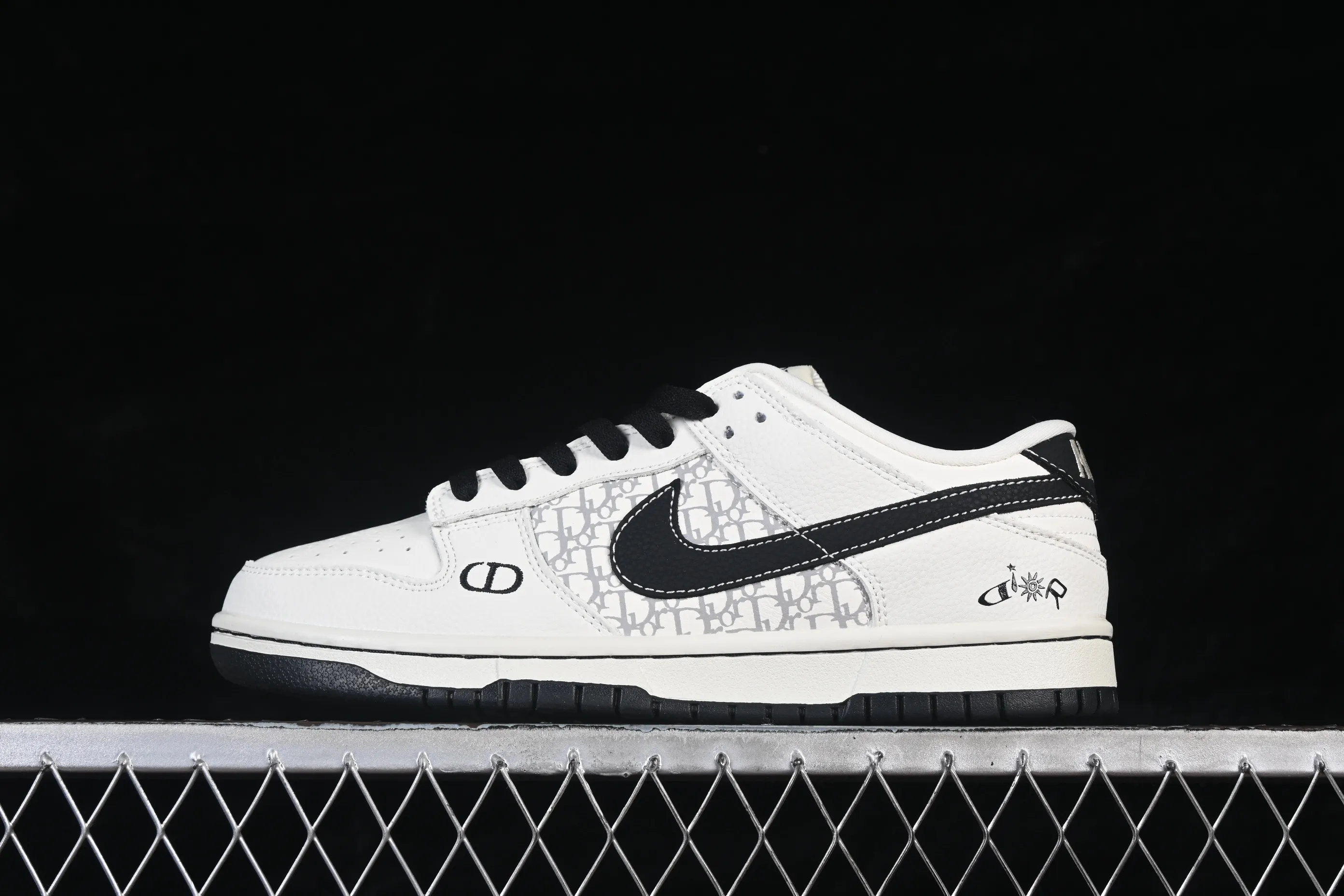 All categories Nk SB Dunk Series Nk SB Dunk Low High-end customized low-top sneakers Nike SB Dunk Low Dior co-branded white and black High-end customized low-top casual sneakers YF9511-924